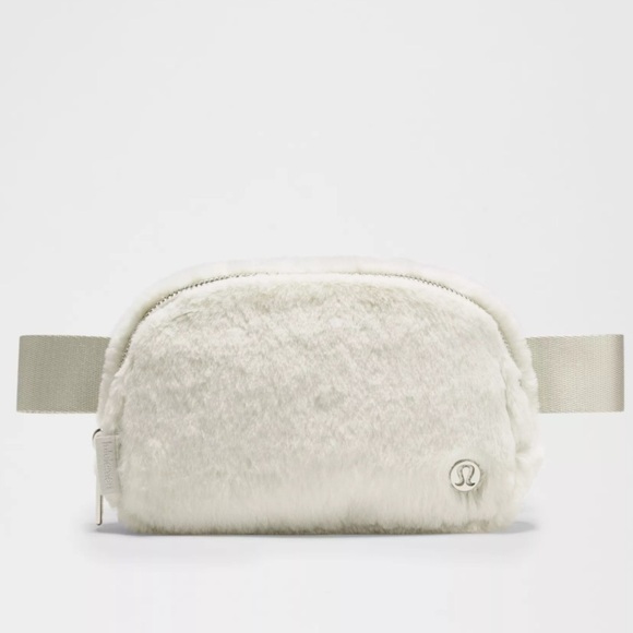 NEW Lululemon Everywhere Belt Bag 1L Plush Fleece Bone White Concert Festival - Picture 1 of 10